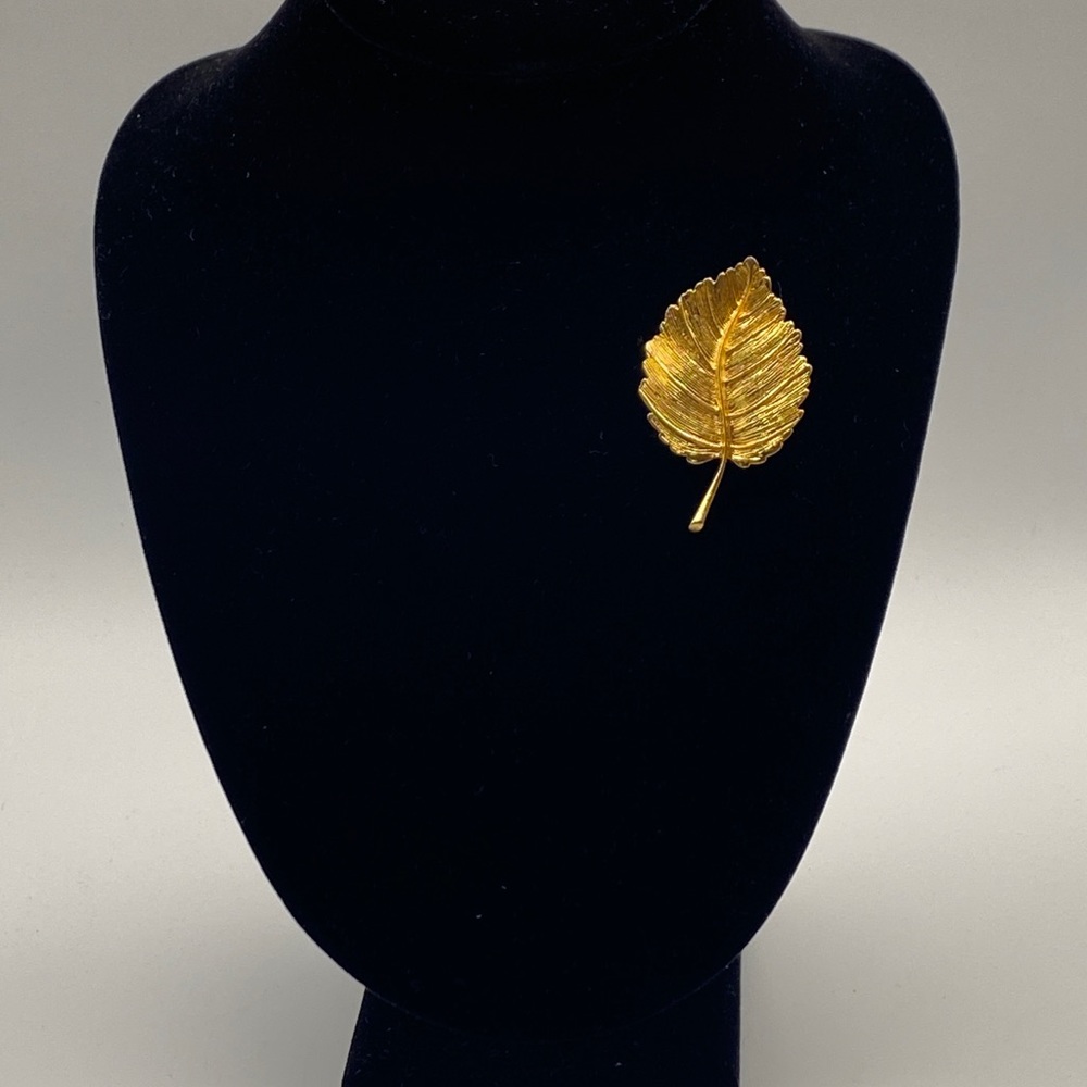 Vintage gold tone signed AK Anne Klein‎ Leaf brooch pin